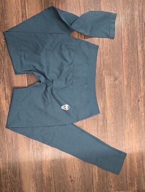 Women's Teal High-Rise Leggings with Micro Skull Accent